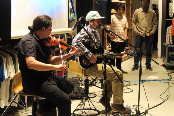 プレミア試写会では『FISHPEOPLE』の音楽も手掛けているトッド・ハニガンのライブも行われた。photo : Ri Ryo