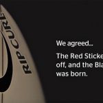 ミックの友人であるリップカールのワールドツアー・サーファーたちは “ブラック・ステッカー”を貼る