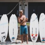 パンデミックの最中にメキシコで撮影された、サーフィン界の永遠のヒーローであるトム・カレンの最新映像が公開