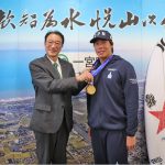 ISAワールド・ジュニア・サーフィン・チャンピオンシップで好成績を収めた岩見天獅が千葉県一宮町長を表敬訪問。