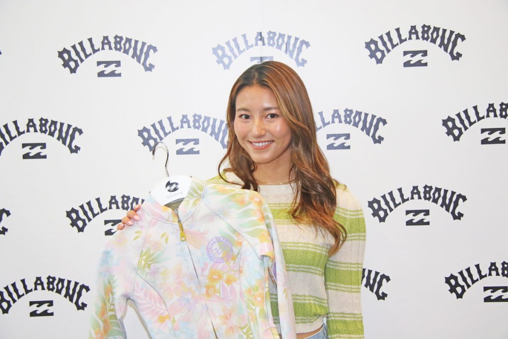 パリ五輪サーフィン日本代表の松田詩野が、ビラボン展示会で記者会見