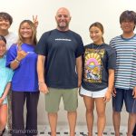 世界的なサーフィンコーチ、“スネーク”ことジェイク・パターソンがホワイトバッファローのライダーを合宿形式で集中コーチング