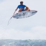 デーン・ヘンリーがストレートエア。矢作紋乃丞と森友二がディープバレルをメイク。シャルガオ・インターナショナル・サーフィンカップ大会2日目