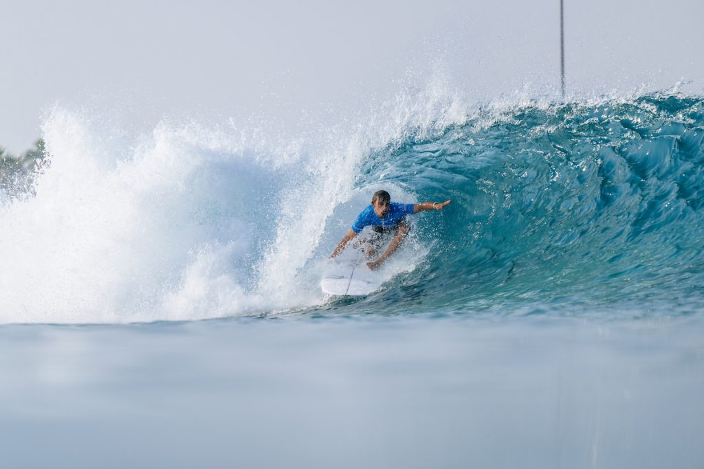 男女ベスト8が決定。サーフ・アブダビ・ロングボード・クラシック男子