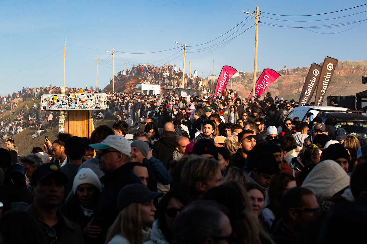 多くのギャラリーが会場を埋め尽くした Credit: © WSL / Damien-Poullenot.