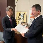 日本サーフィン連盟は、サーフィンの国民スポーツ大会正式競技化を求め、スポーツ庁長官に要望書を提出した。
