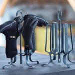 ウインターサーフの必需品。ブーツ・グローブをまとめて干せて、使わないときは畳んで収納。便利な「TLS DRY STAND HANGER」登場